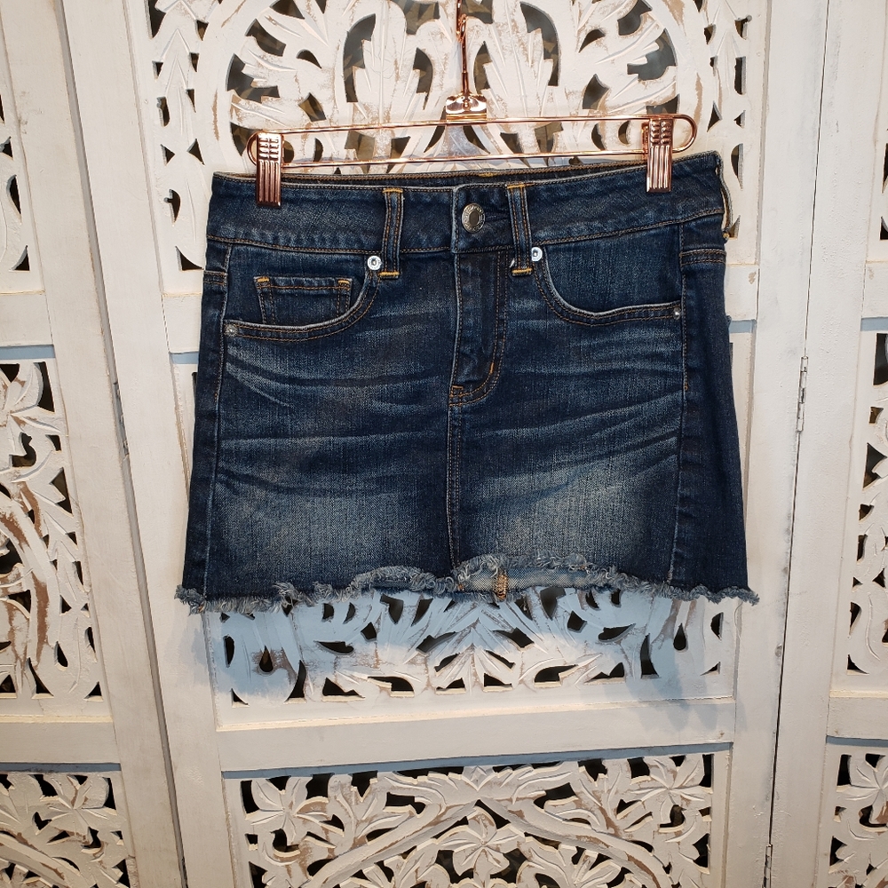 American Eagle Dark Wash Raw Hem Mini Skirt Sz 00